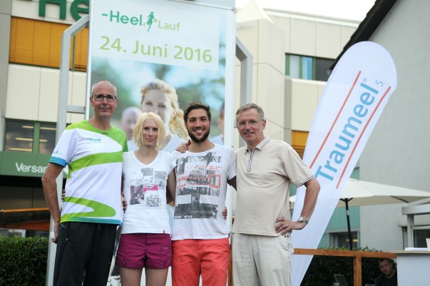 Heel-Geschäftsführer Ralph Schmidt mit Heel-Lauf Gewinnern Christine Schleifer und Martin Diebold und Moderator Norbert König.