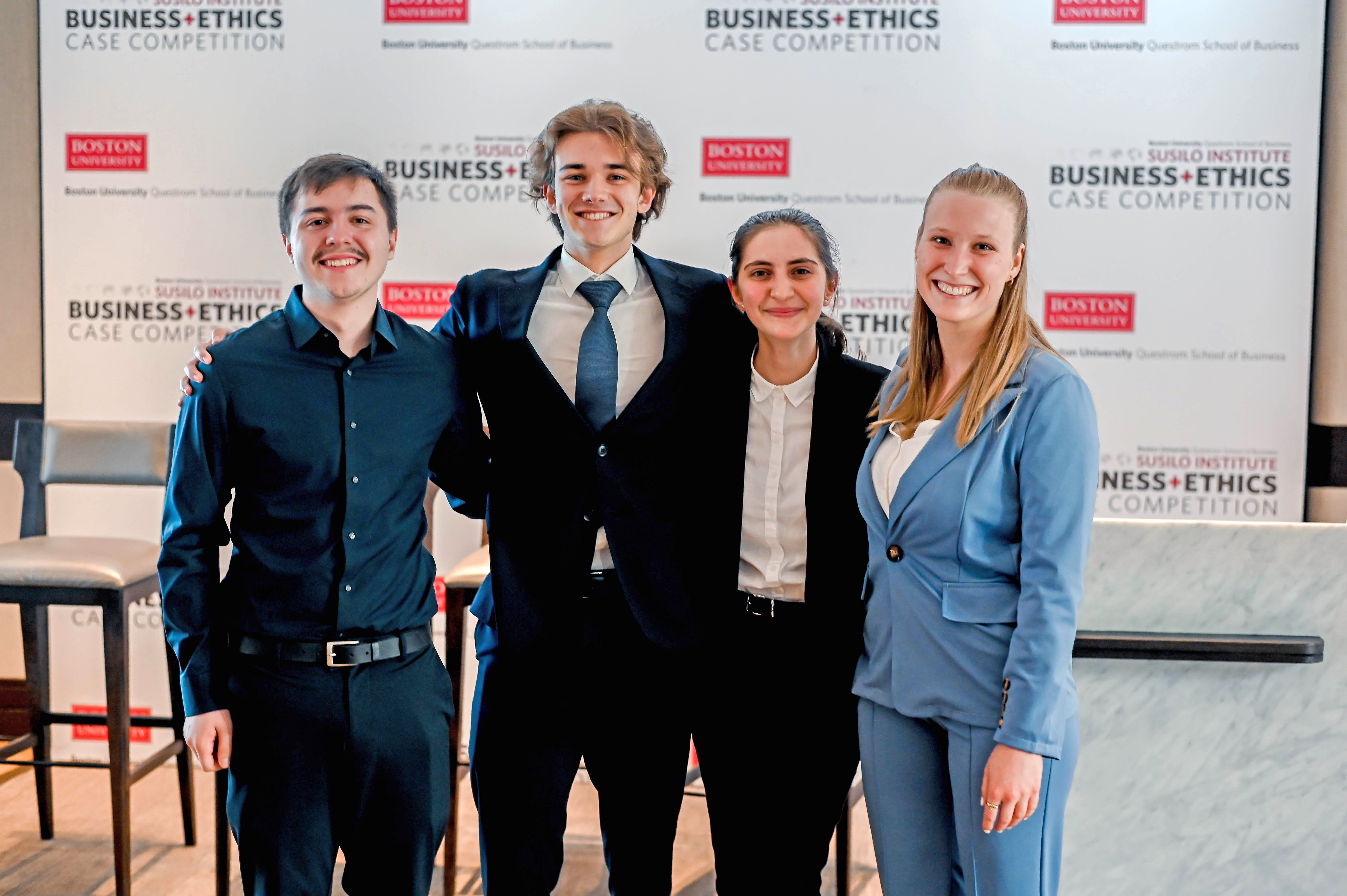Das deutsche Team (v.l.n.r.: Tilman Willms, David Grass, Eva Müller, Sophie Doufrain) nach Bekanntgabe der Gewinner