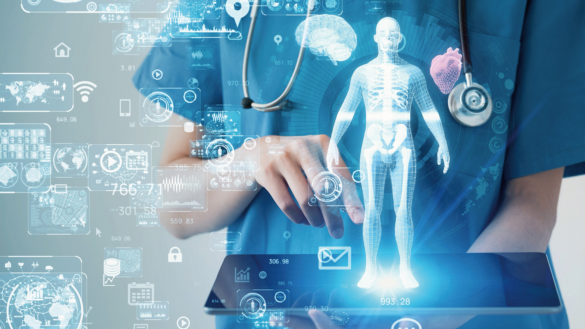 Medizinisches Fachpersonal nutzt ein Tablet mit holographischer Darstellung eines menschlichen Körpers und digitalen Gesundheitsdaten.