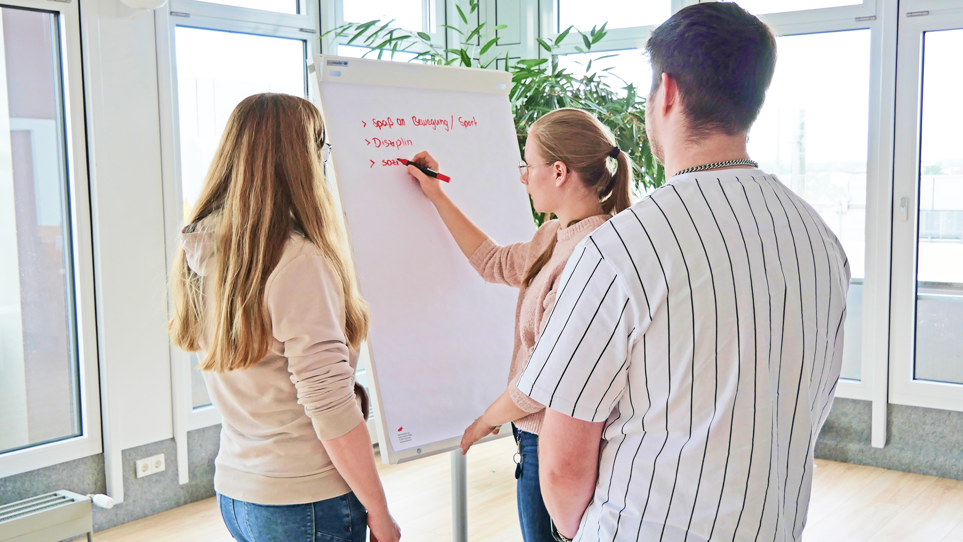 Heel Auszubildende und duale Studenten arbeiten engagiert in Workshops an Konzepten für einen gesunden Lebensstil.