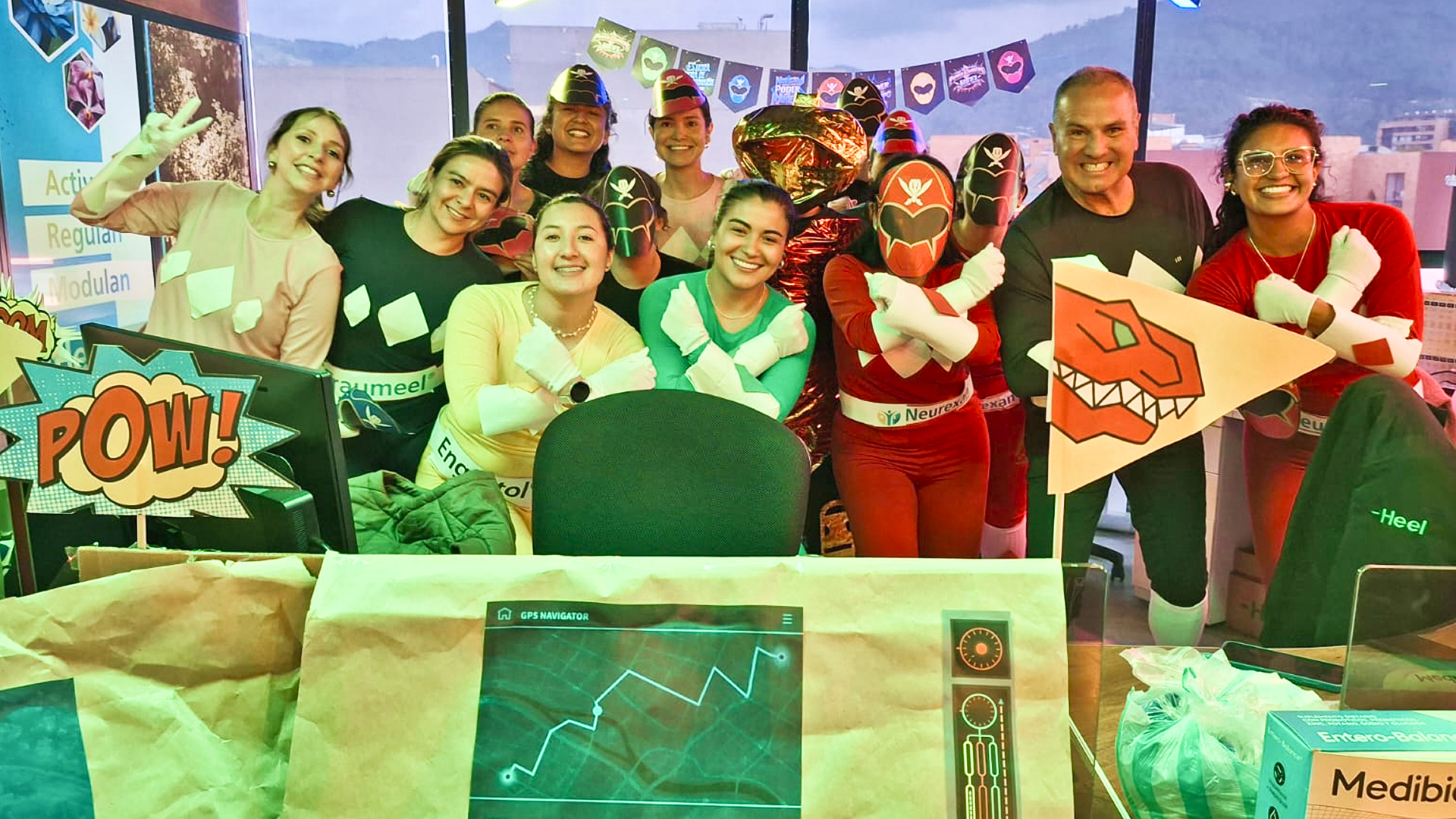 Gruppenbild von Heel Mitarbeitern verkleidet als Power Rangers.  