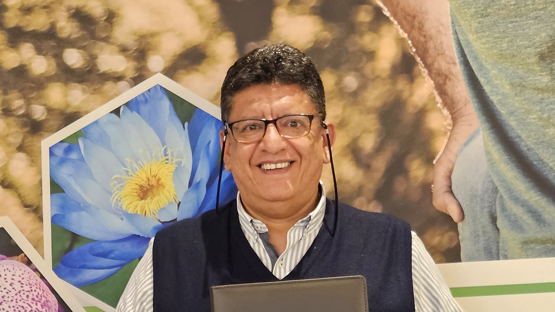 Heel Ecuador Mitarbeiter Dr. Wilfrido Campaña präsentiert das Diplom-Willkommenskit für Ärzte in Ecuador.