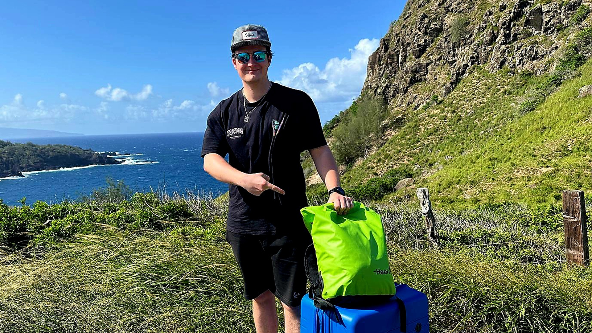 Maurice Weinert mit Heel-Koffer und Heel-Lauf Rucksack auf der Pazifikinsel Maui (Hawaii). 